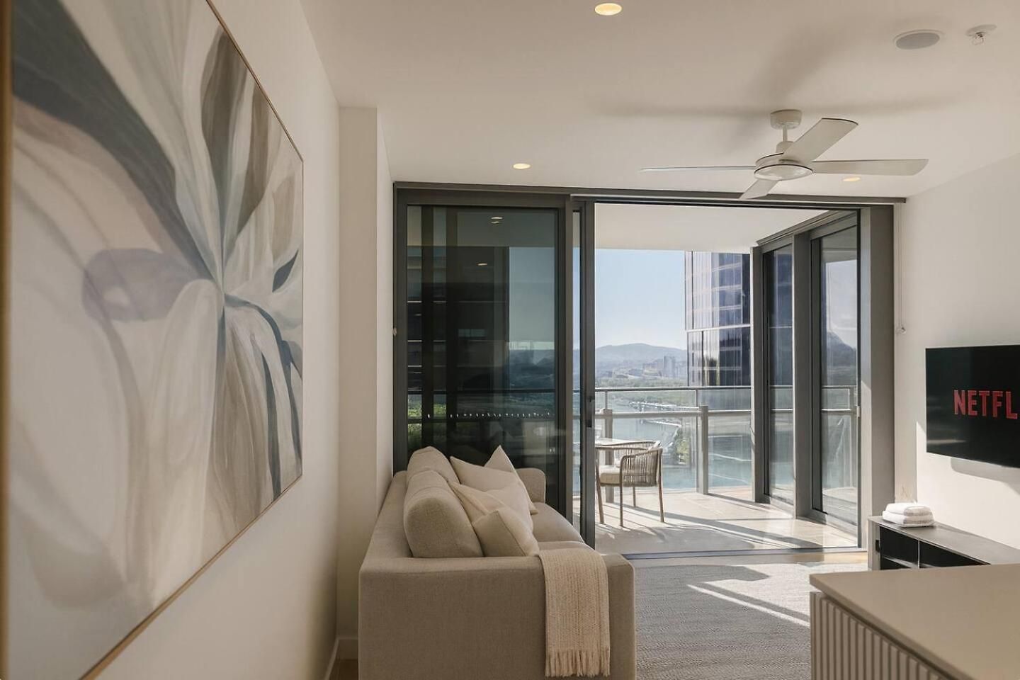Bright & Calm Haven Lv 17 - W/ Sky & Balcony Views - Apartment *