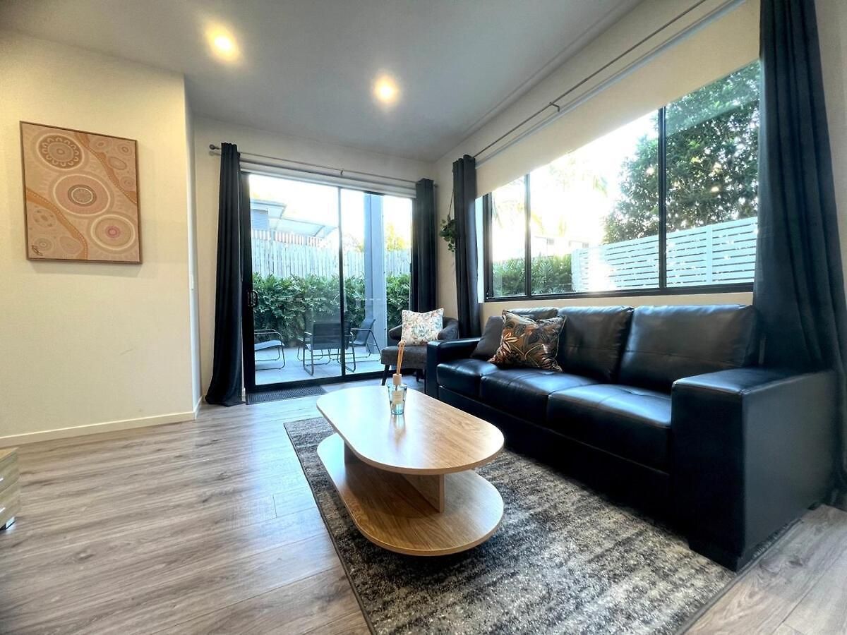 Cannon Hill 2br Retreat With Patio & Parking Apartment Brisbane