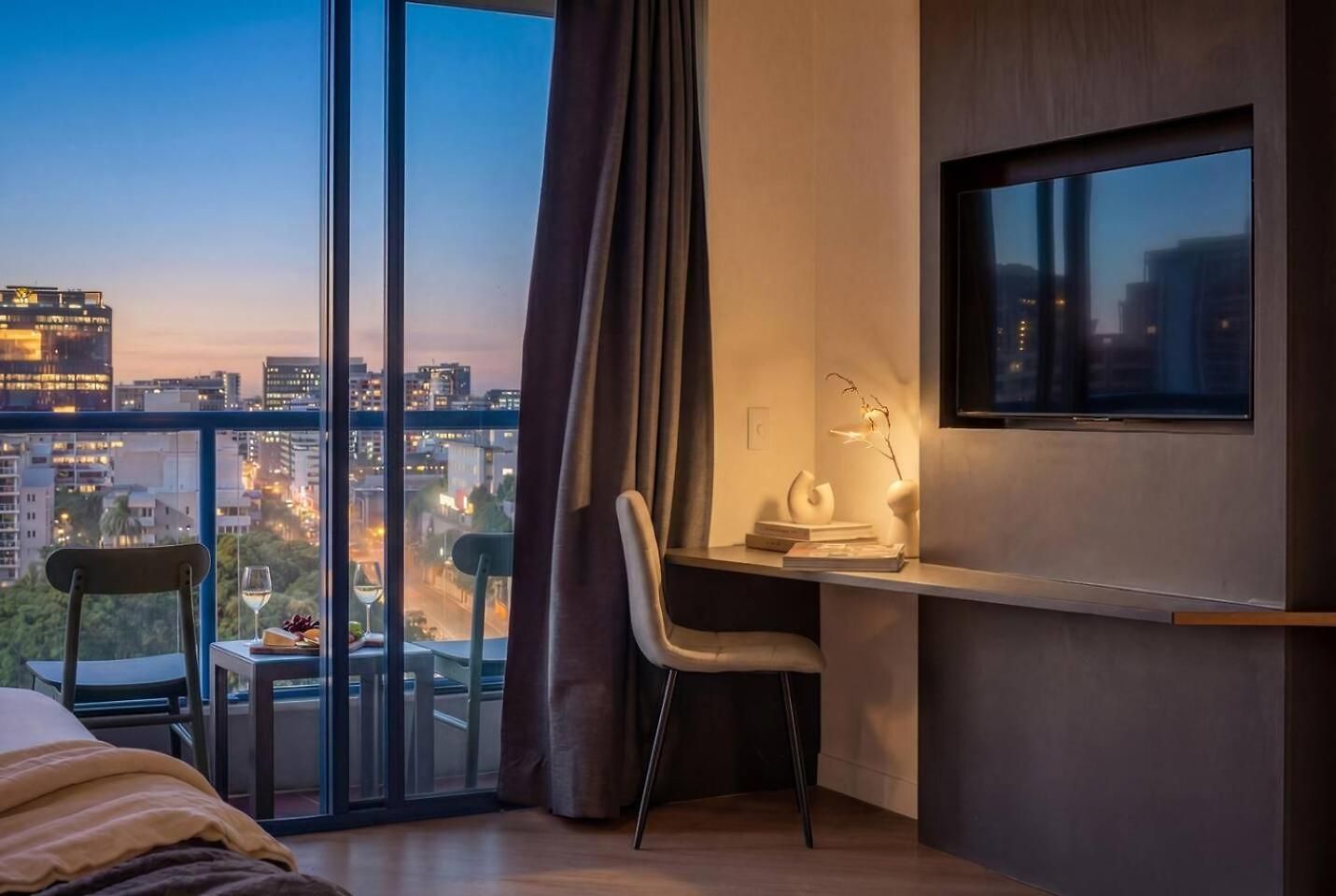 Modern Cbd W/ Balcony Views | Pool & Gym * Brisbane