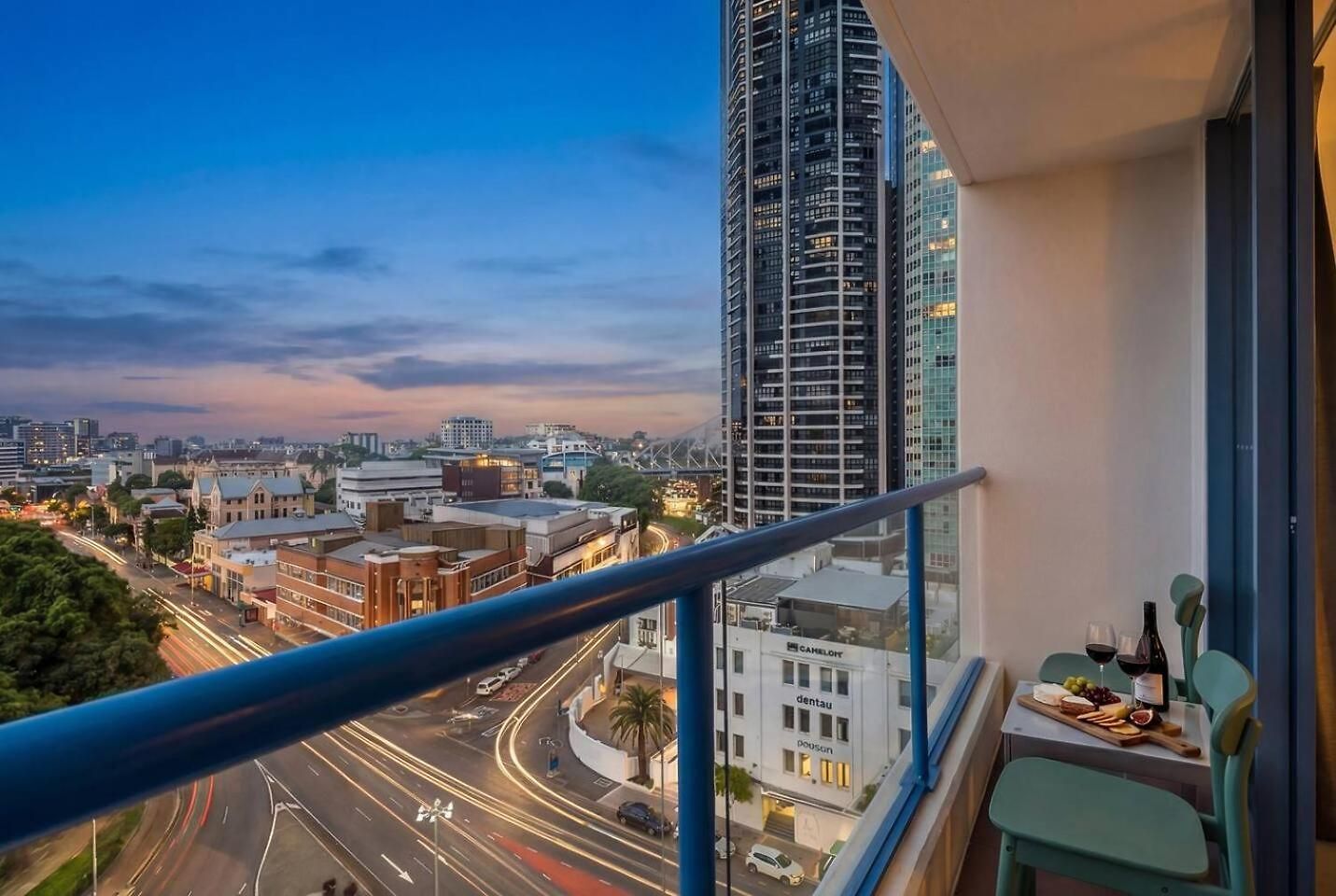 Modern Cbd W/ Balcony Views | Pool & Gym Apartment *