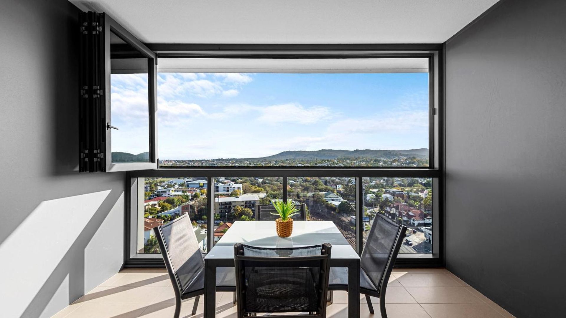 Spacious 3br Near Stadium W Views, Pool And Car Park * Brisbane