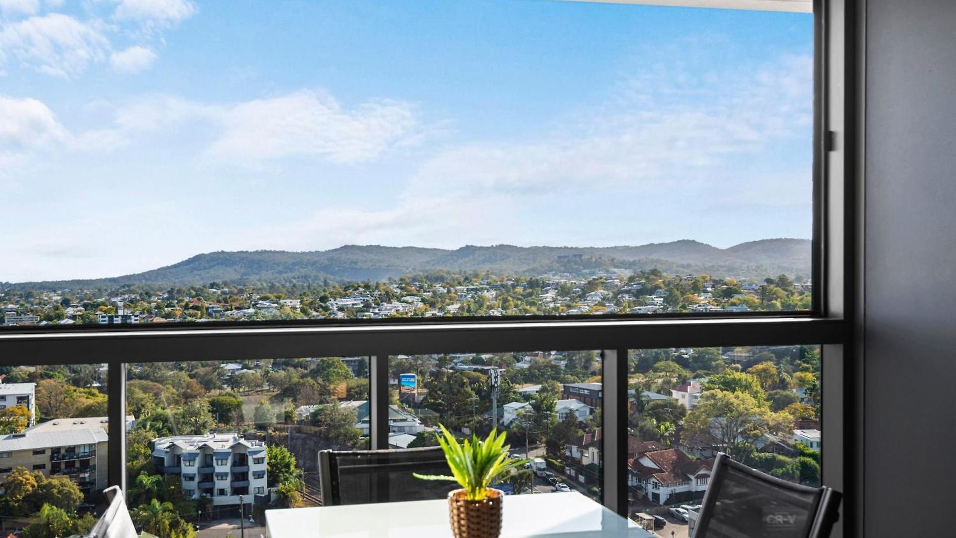 Spacious 3br Near Stadium W Views, Pool And Car Park Apartment *