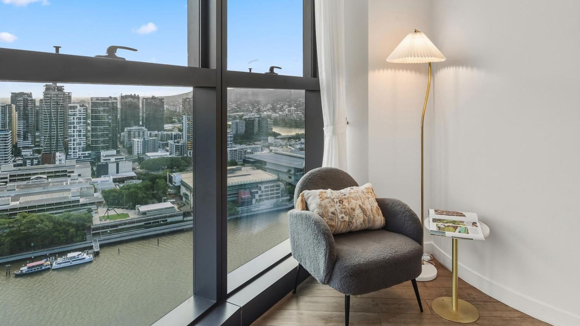 2b2b High Floor With Riverview & Parking Apartment