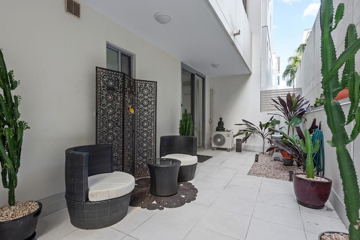 Apartment Spacious Comfortable Unit With Free Parking & Pool *