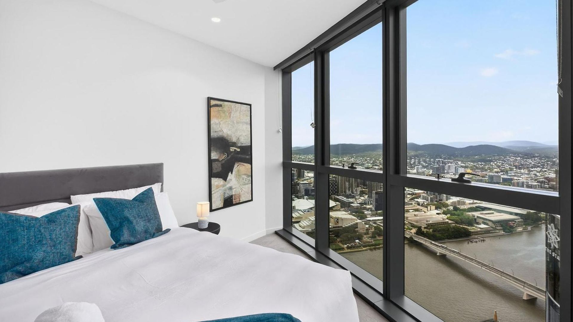 3 Bedroom Luxury In The Sky Apartment Brisbane