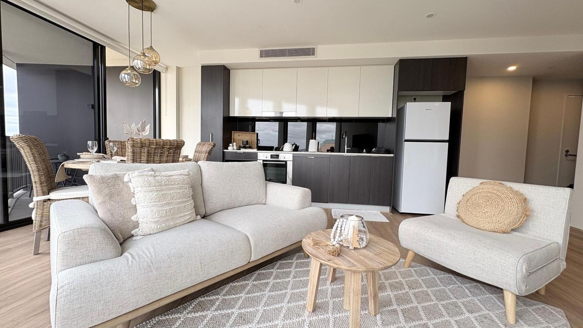 Luxury Riverside Retreat, Infinity Pool, Free Parking