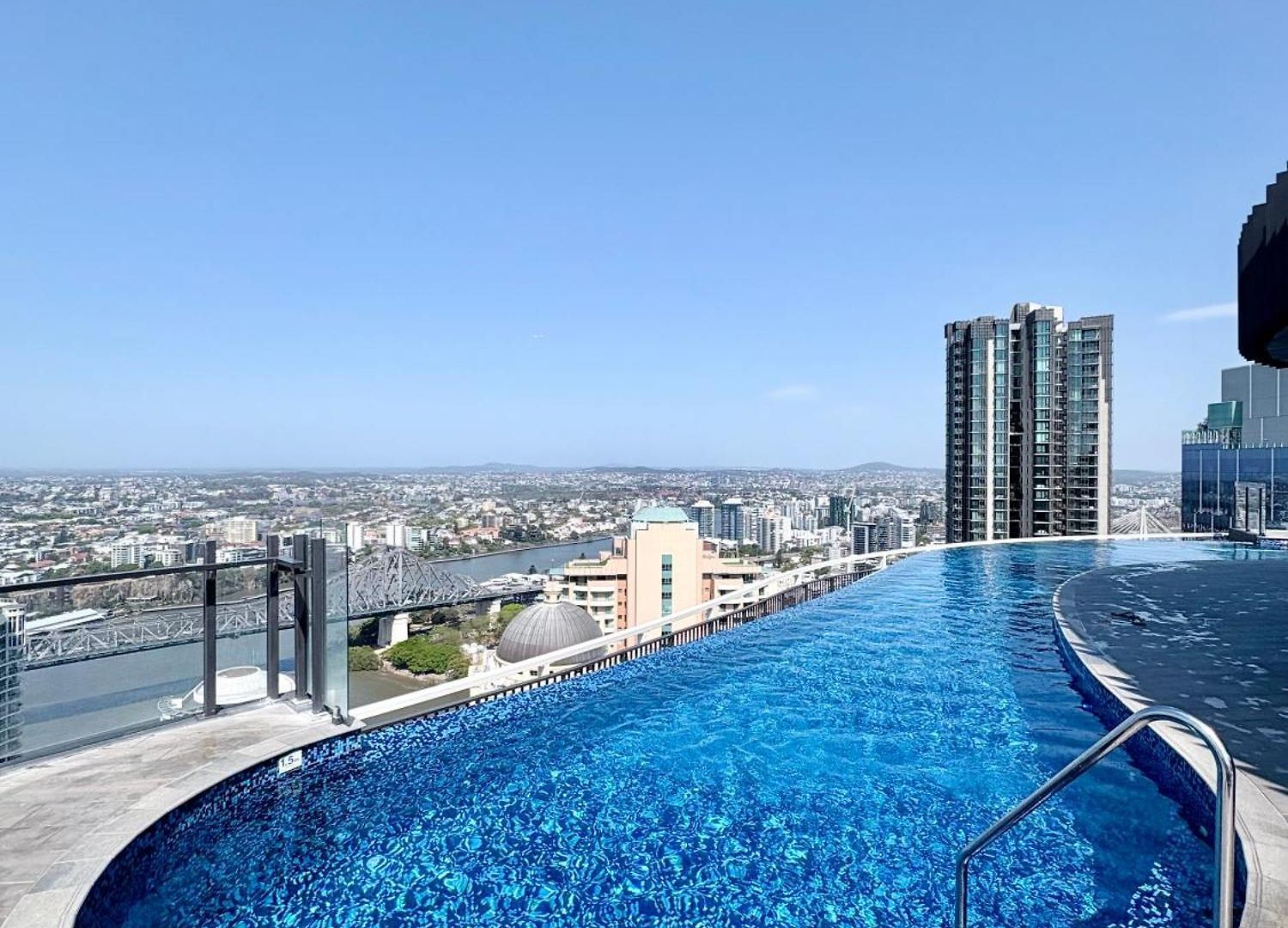 Luxury Riverside Retreat, Infinity Pool, Free Parking *