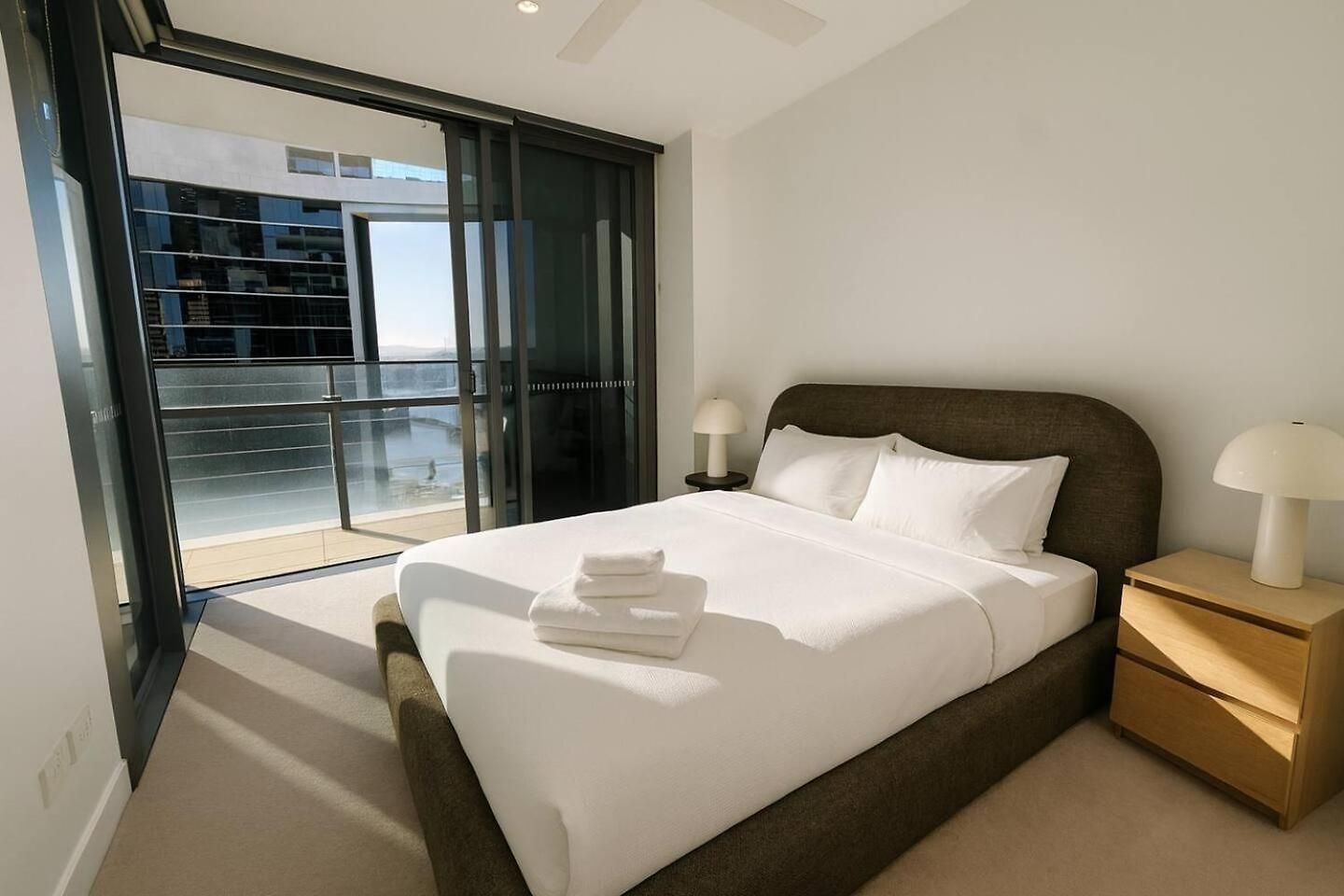 Bright & Calm Haven Lv 17 - W/ Sky & Balcony Views -