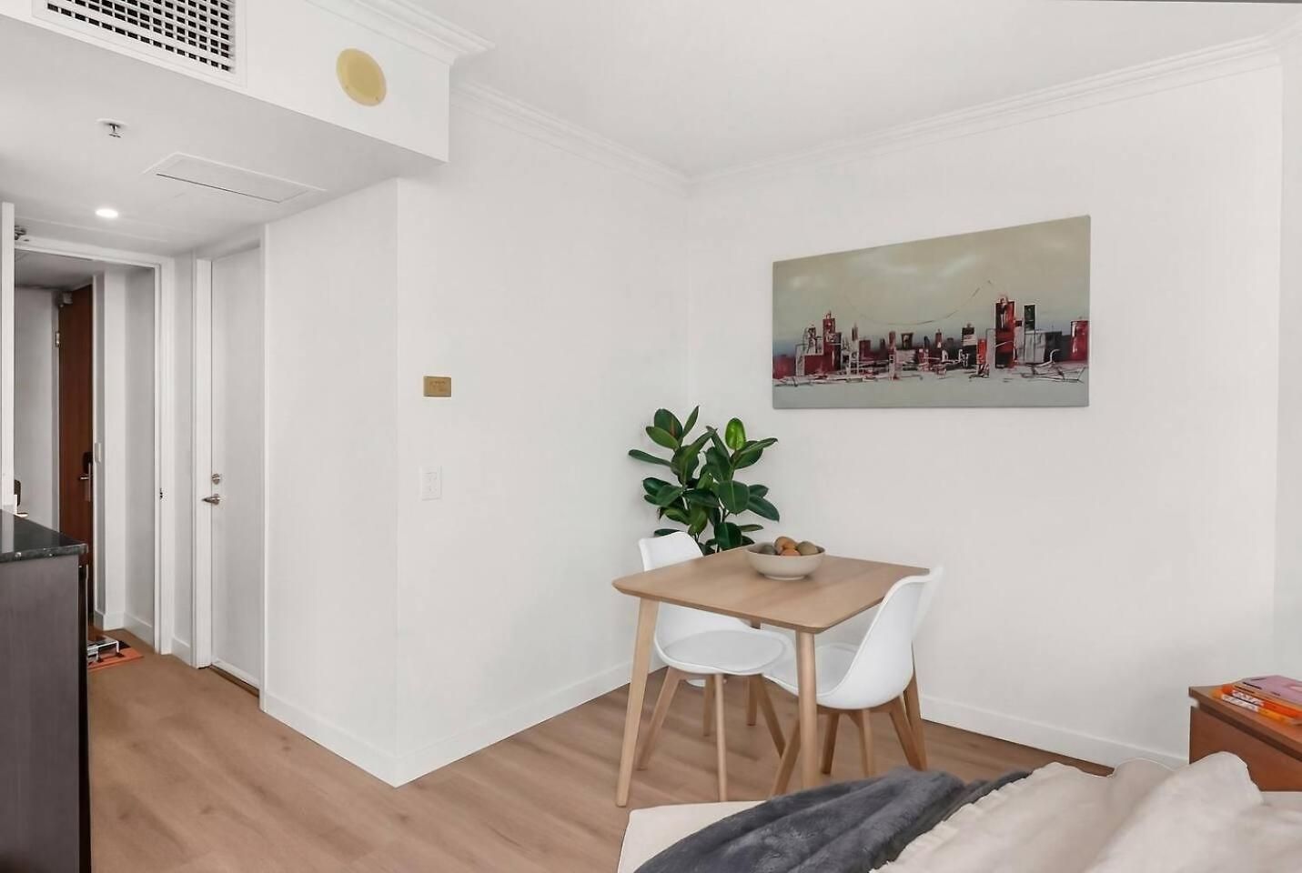 Modern Cbd W/ Balcony Views | Pool & Gym *