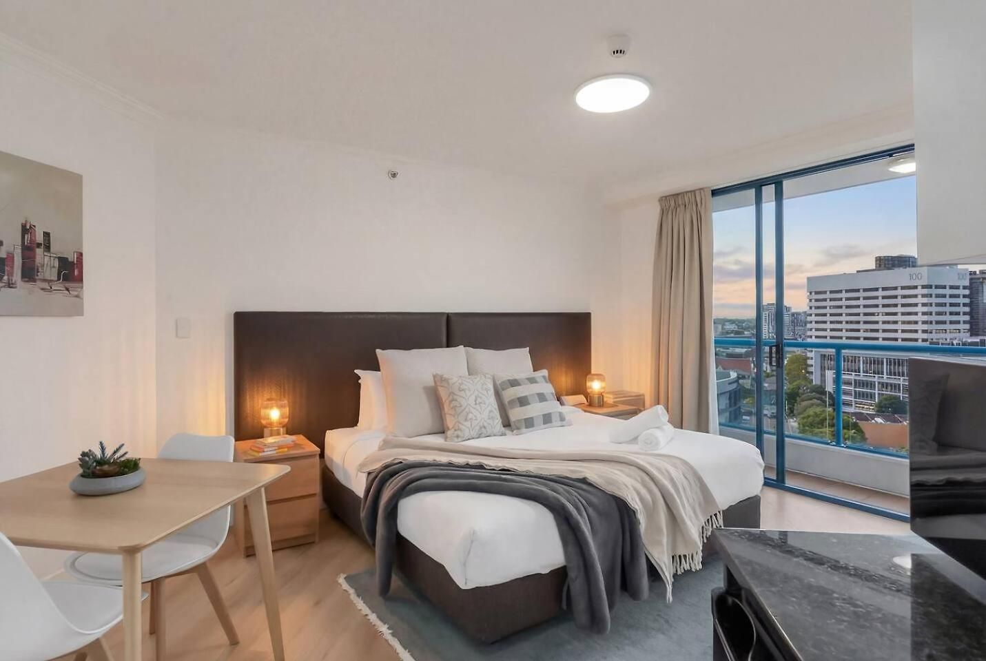 Modern Cbd W/ Balcony Views | Pool & Gym Apartment Brisbane