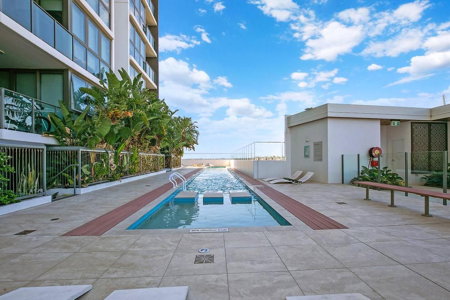 Windward - Inner-city Skyline With Pool Access *