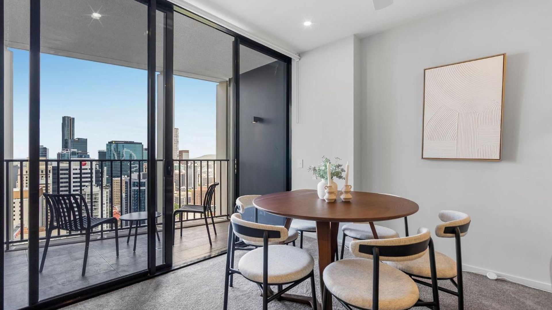Apartment Luxury Sky-high Cbd With Pool, Gym, Parking *