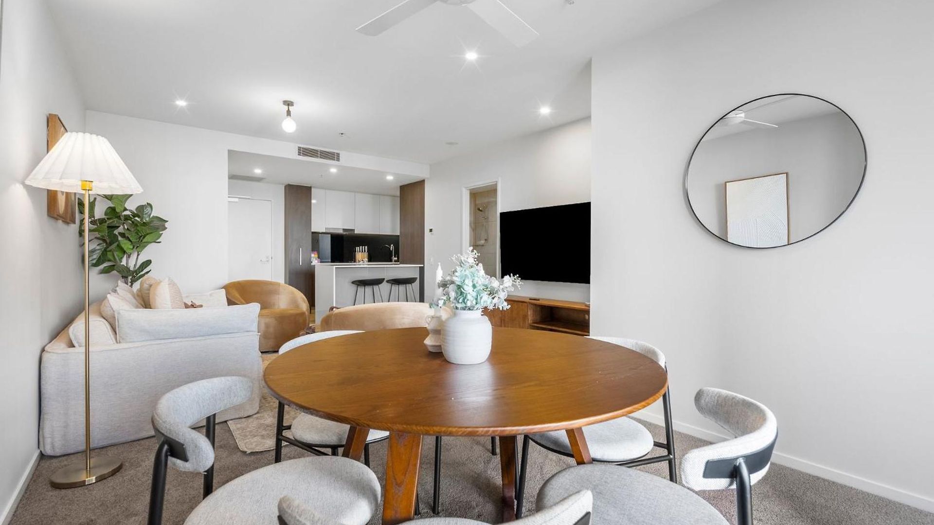 Luxury Sky-high Cbd With Pool, Gym, Parking *
