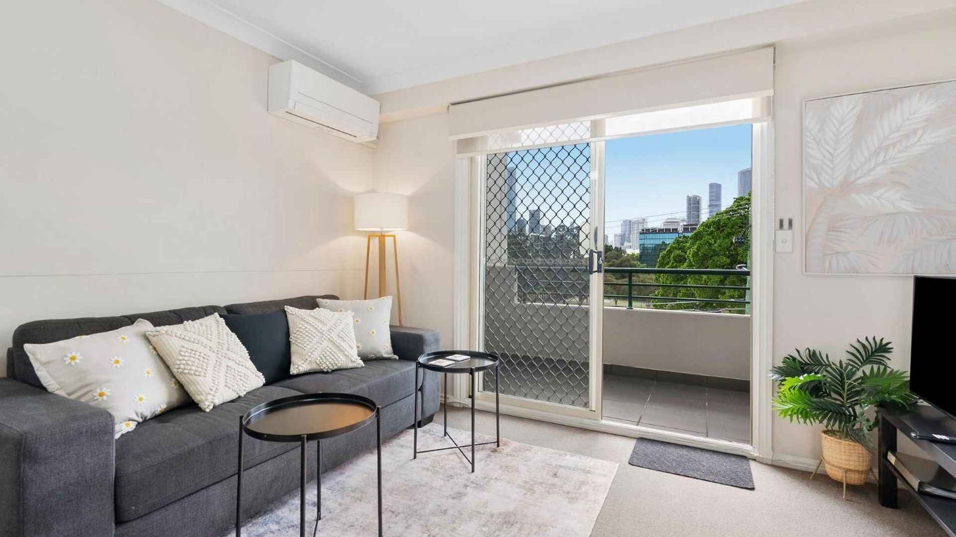 Comfortable With Pool Access * Brisbane
