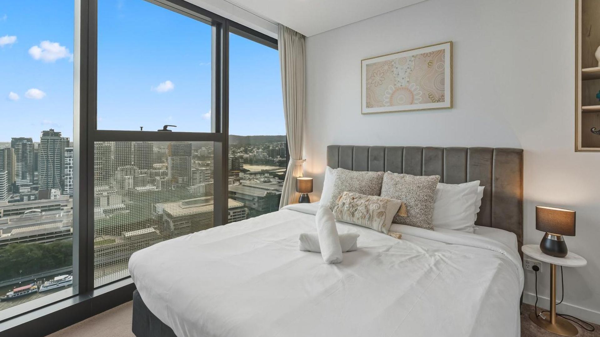 2b2b High Floor With Riverview & Parking Apartment *
