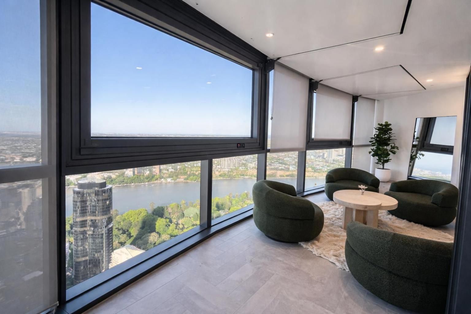 Apartment Cloud Nine | Designer Views On Level 61 *