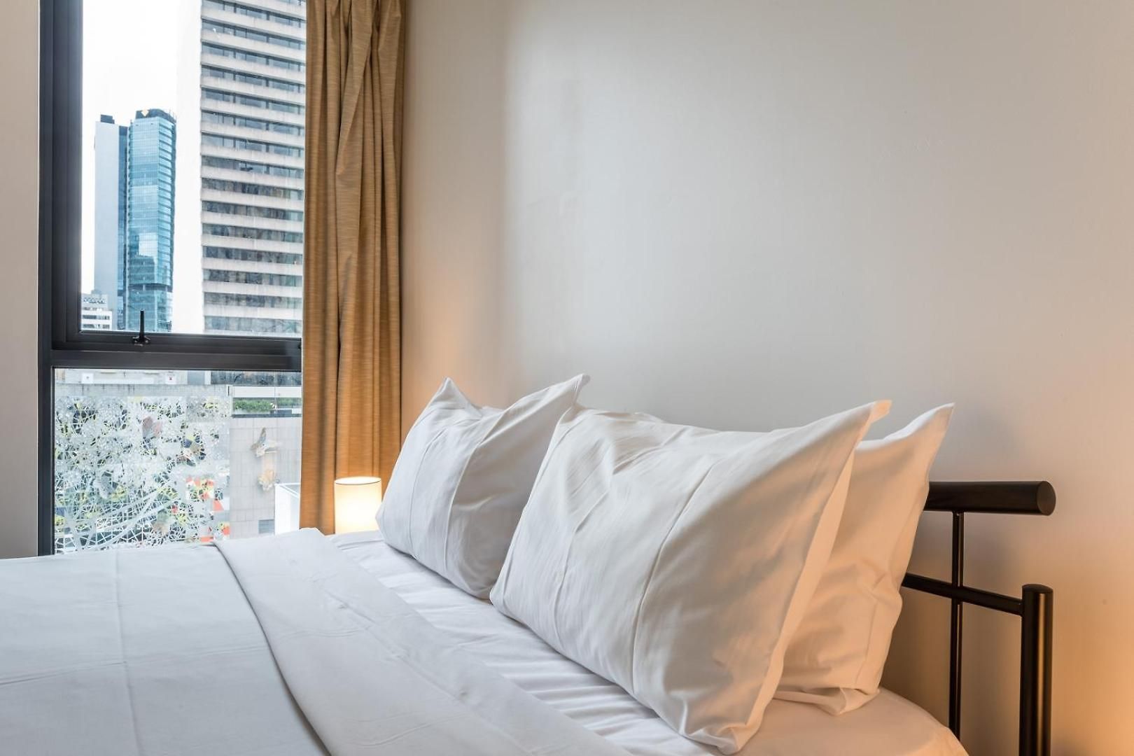 Modern 2br In Cbd | Pool | Gym | Parking *