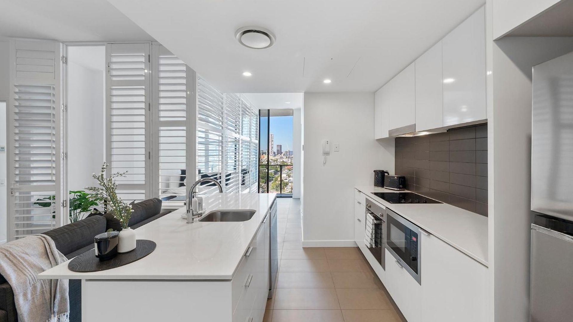 Apartment Penthouse Sleeps 8 - Cbd Views - Pools- Games - Baby *
