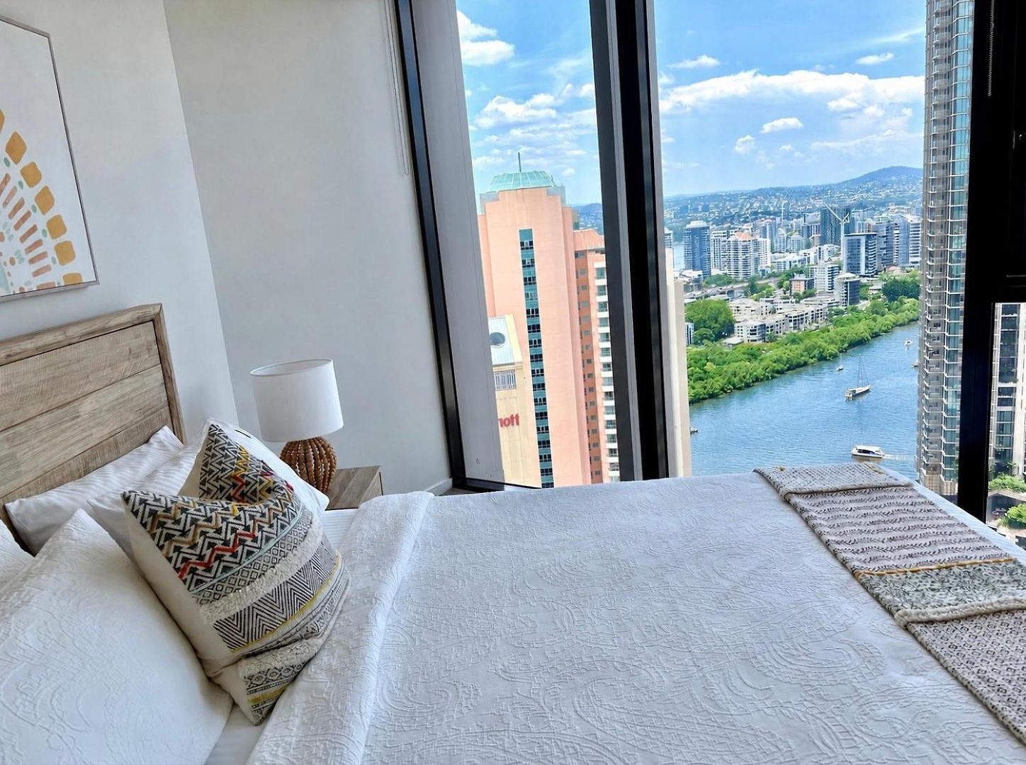 Luxury Riverside Retreat, Infinity Pool, Free Parking Brisbane