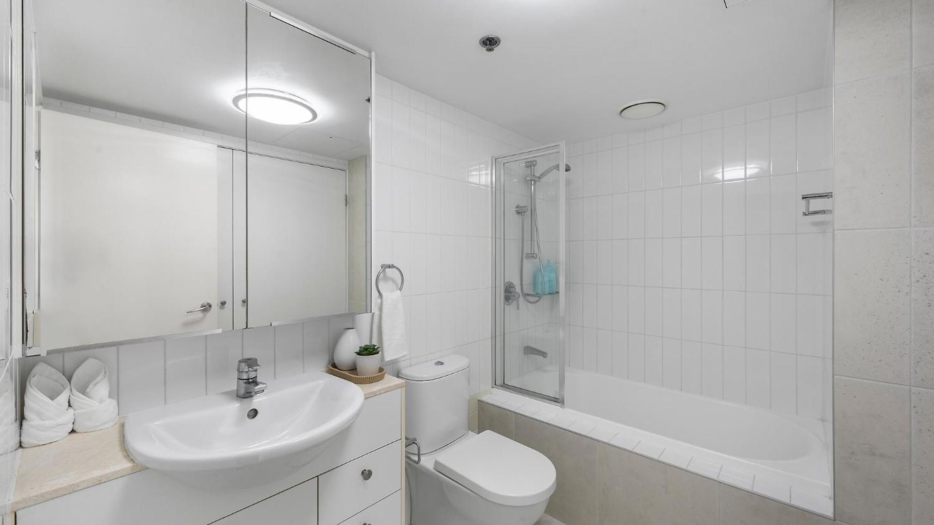 Bridge Views - Sleeps 8 - Cbd - Pool, Gym & Parking