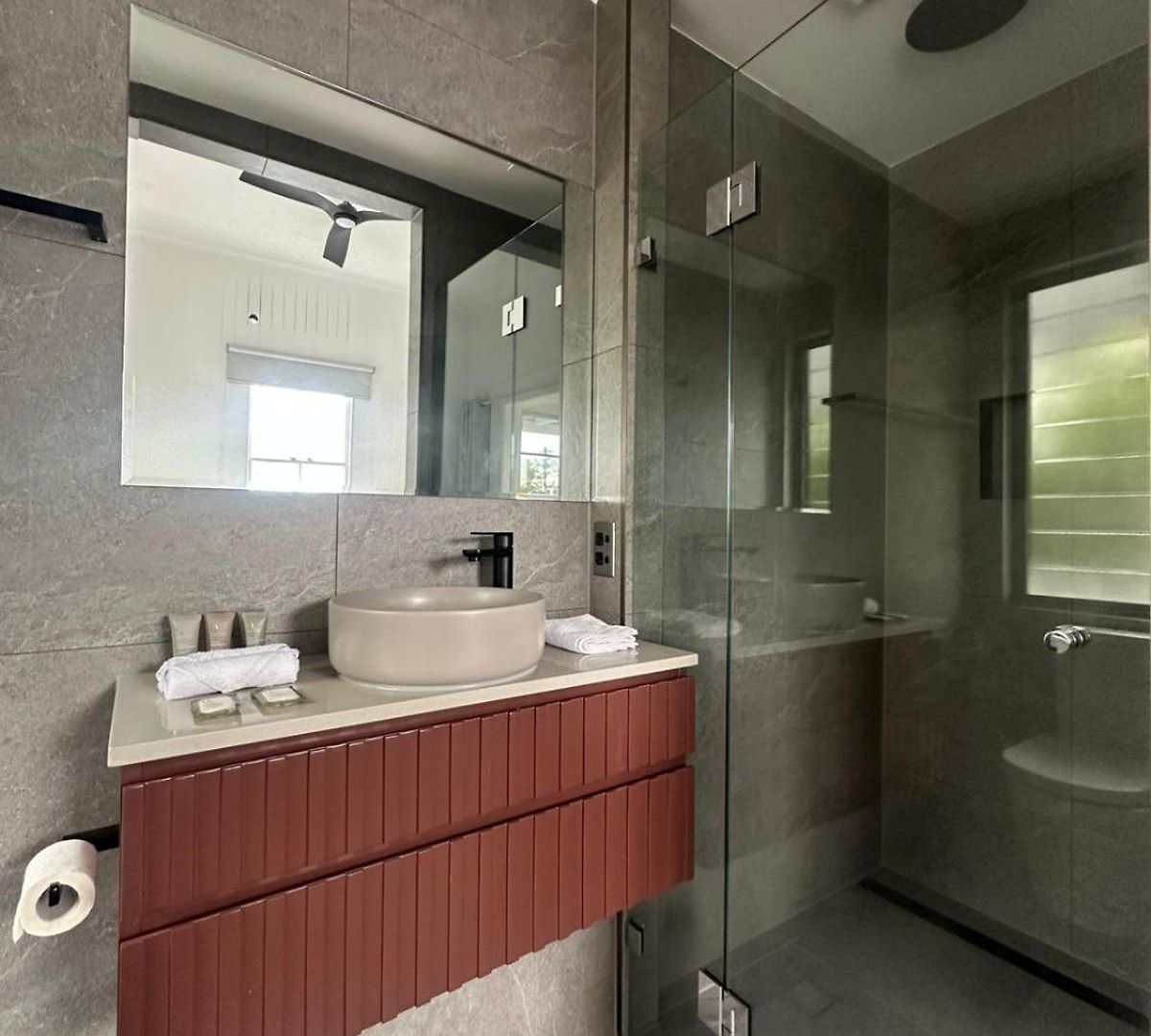 Spacious Queenslander Charm - Heart Of New Farm Apartment