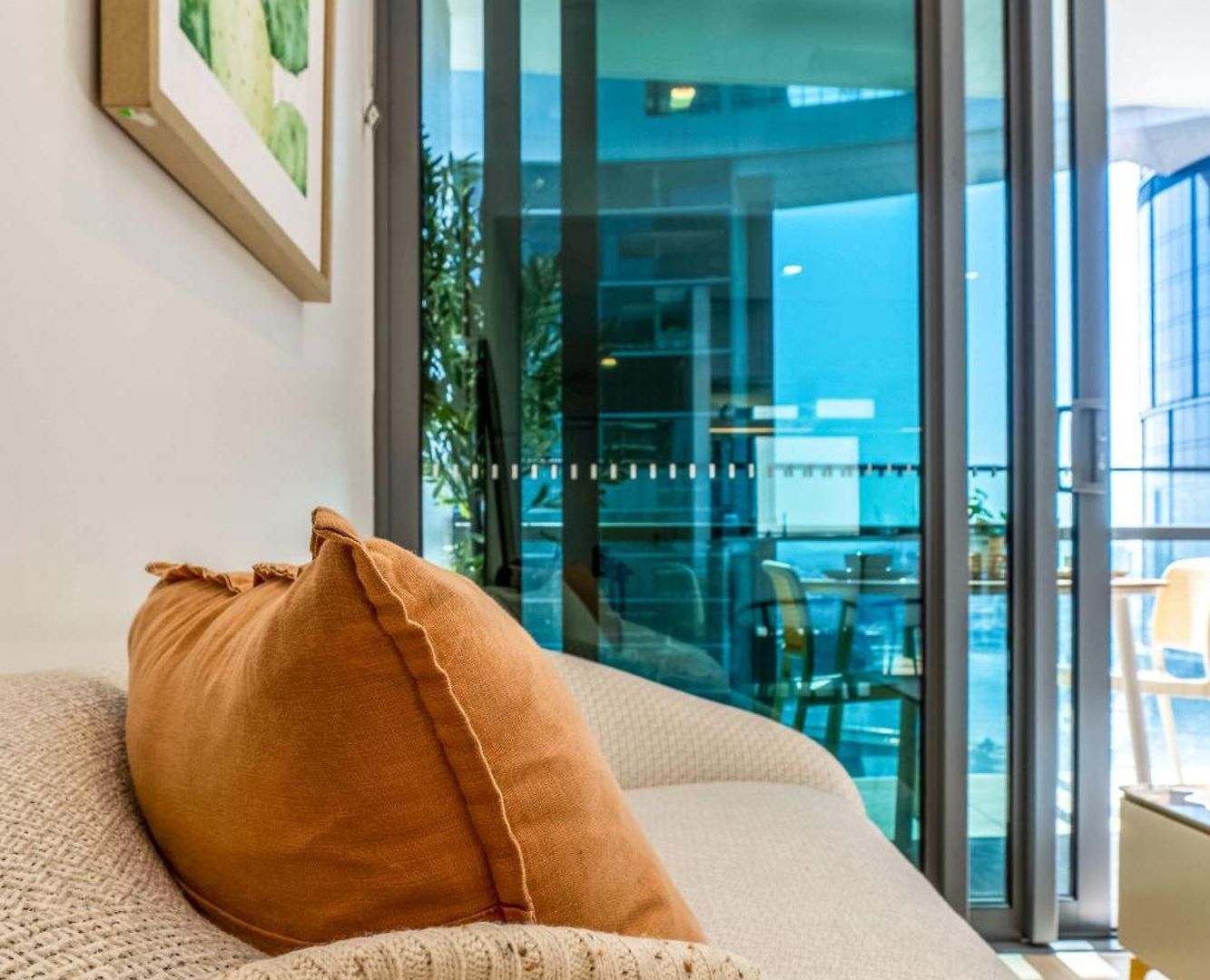 Queens Wharf Charm W/ Balcony Views - Lv 15 -