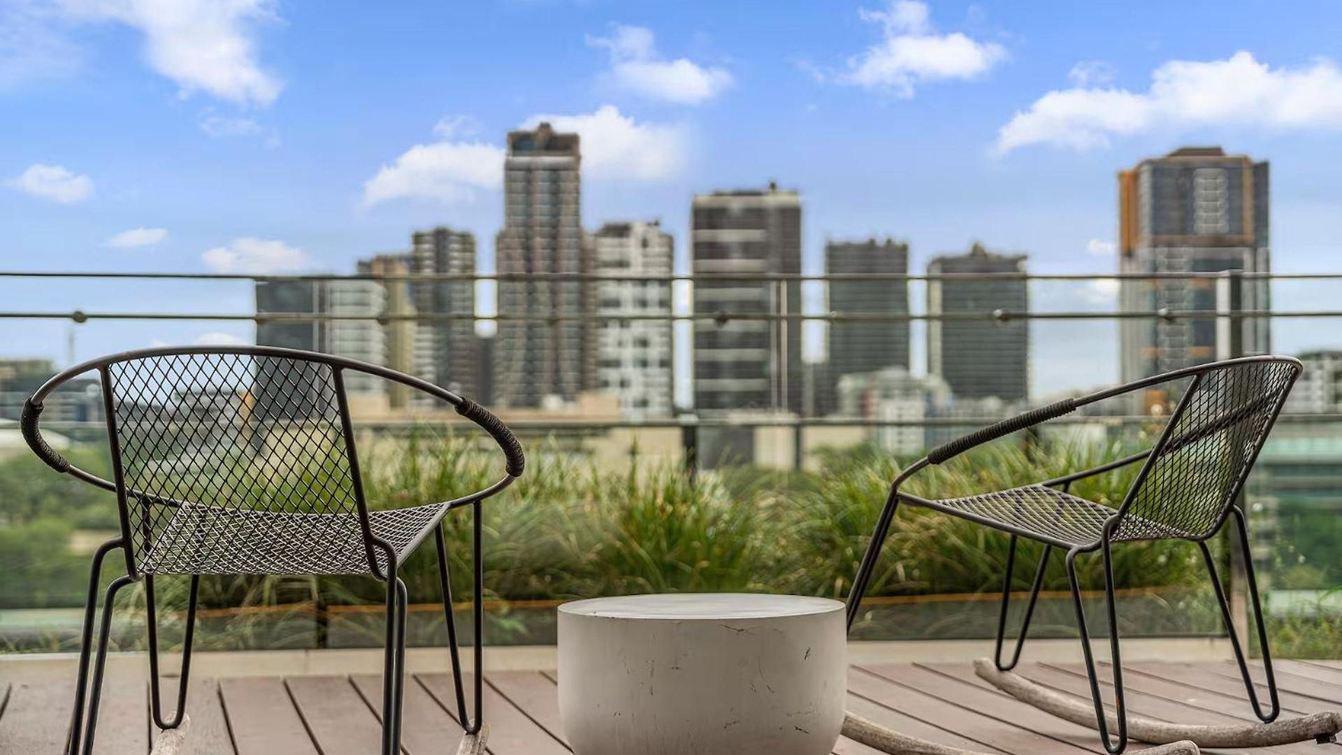 Apartment One Sky - Sleep 6 - Pools Cinema Sauna Gym Free Parking