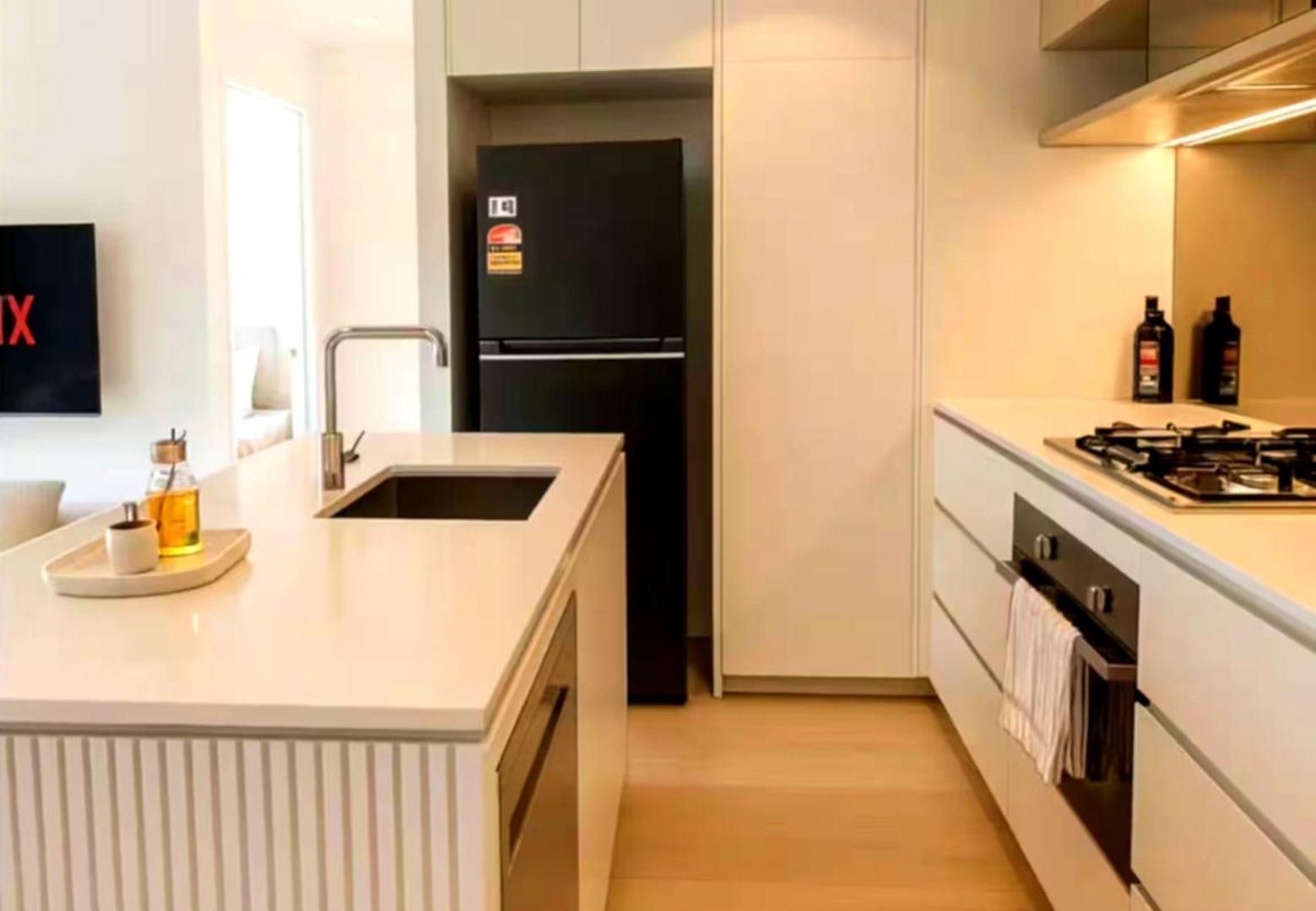 Bright & Calm Haven Lv 17 - W/ Sky & Balcony Views - Apartment *