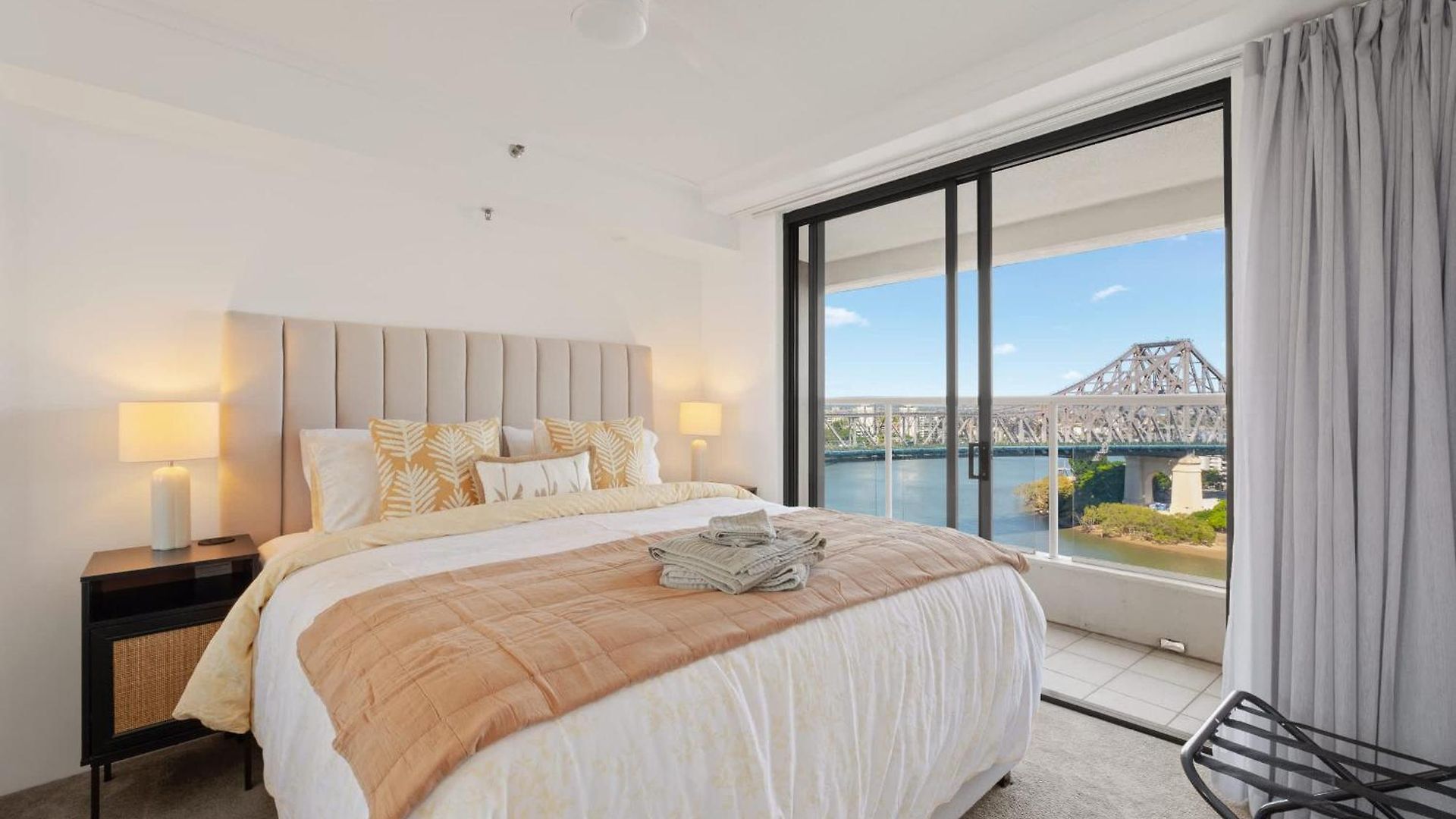 Oasis 2bed-1bath-1car-views Apartment