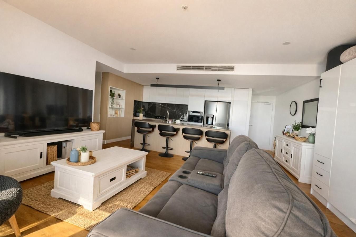 Designer 2 Bedroom In South Apartment *