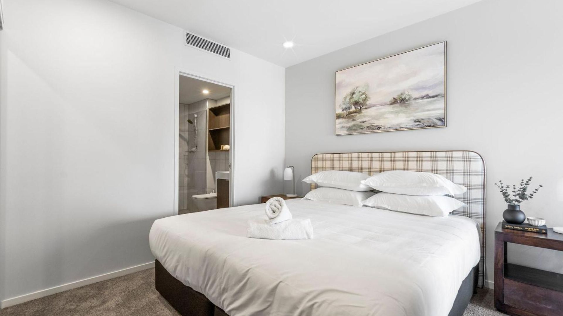Apartment Luxury Sky-high Cbd With Pool, Gym, Parking