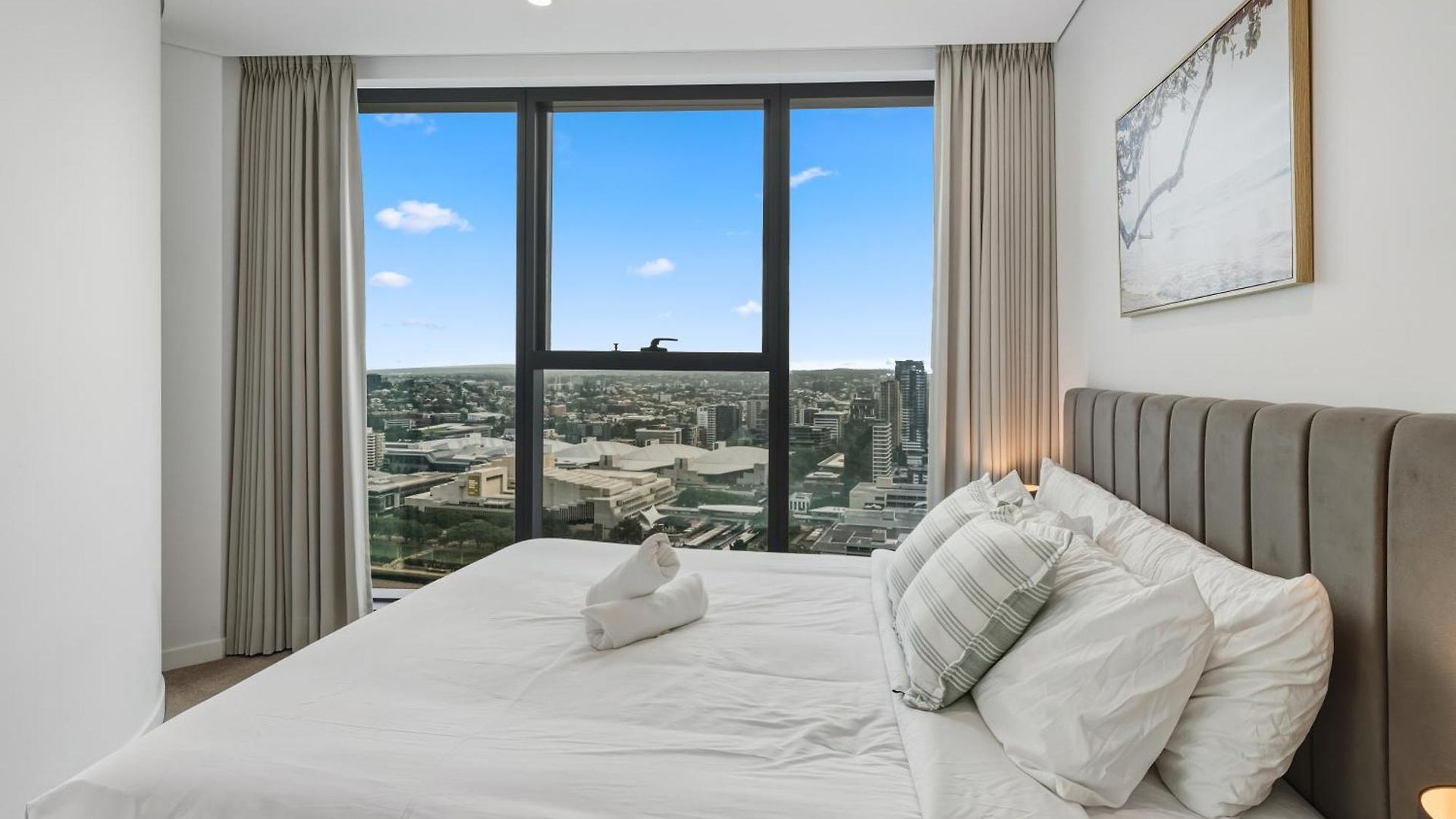 2b2b High Floor With Riverview & Parking *