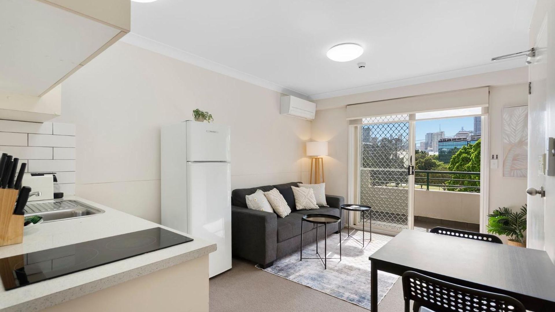 Comfortable With Pool Access Apartment Brisbane