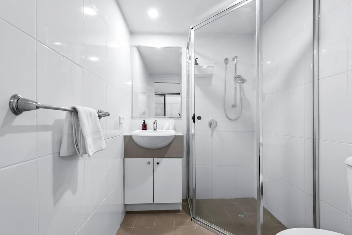 Spacious Comfortable Unit With Free Parking & Pool