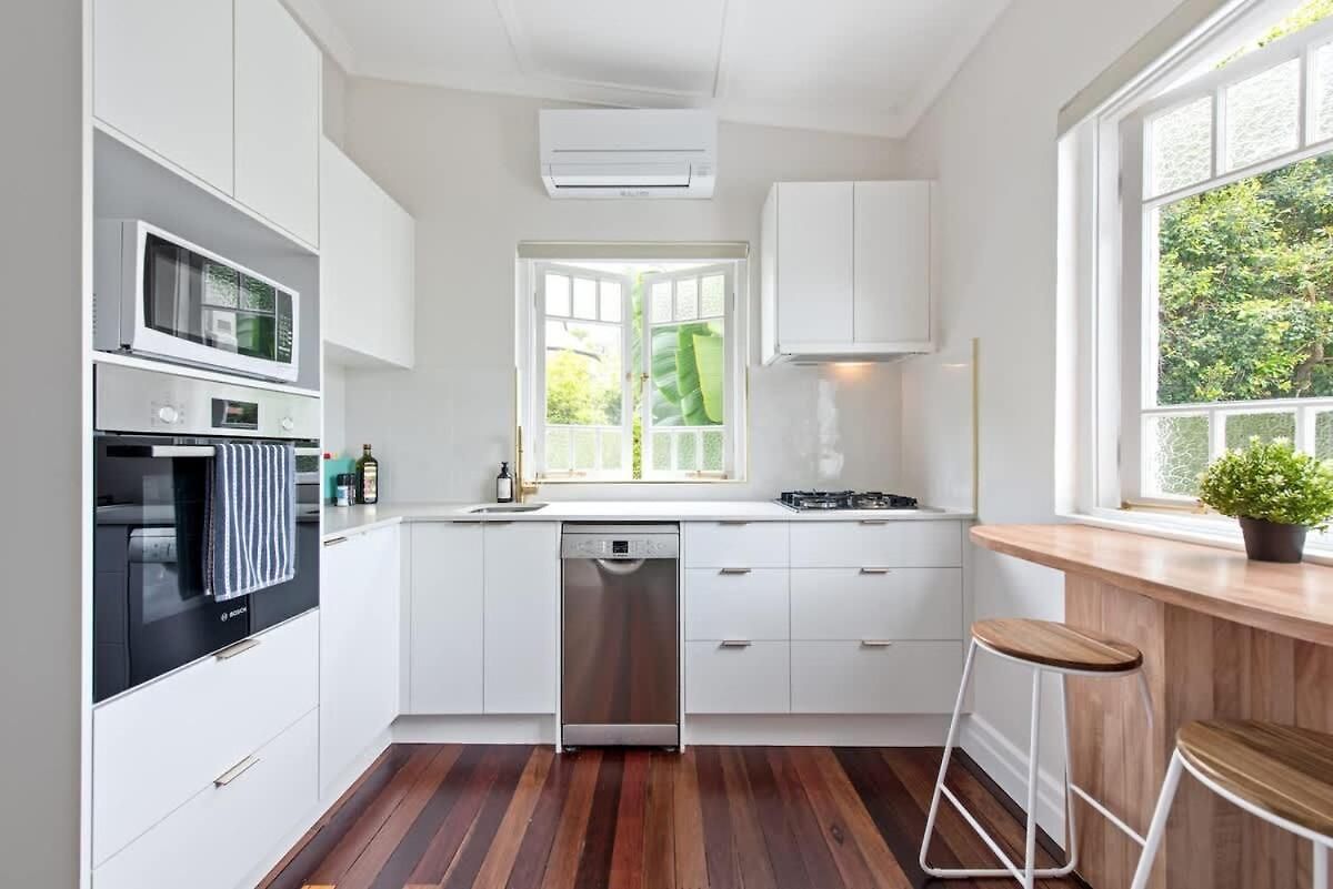 Art Deco With Modern Twist 1bed-1bath-1car-new Farm Apartment *
