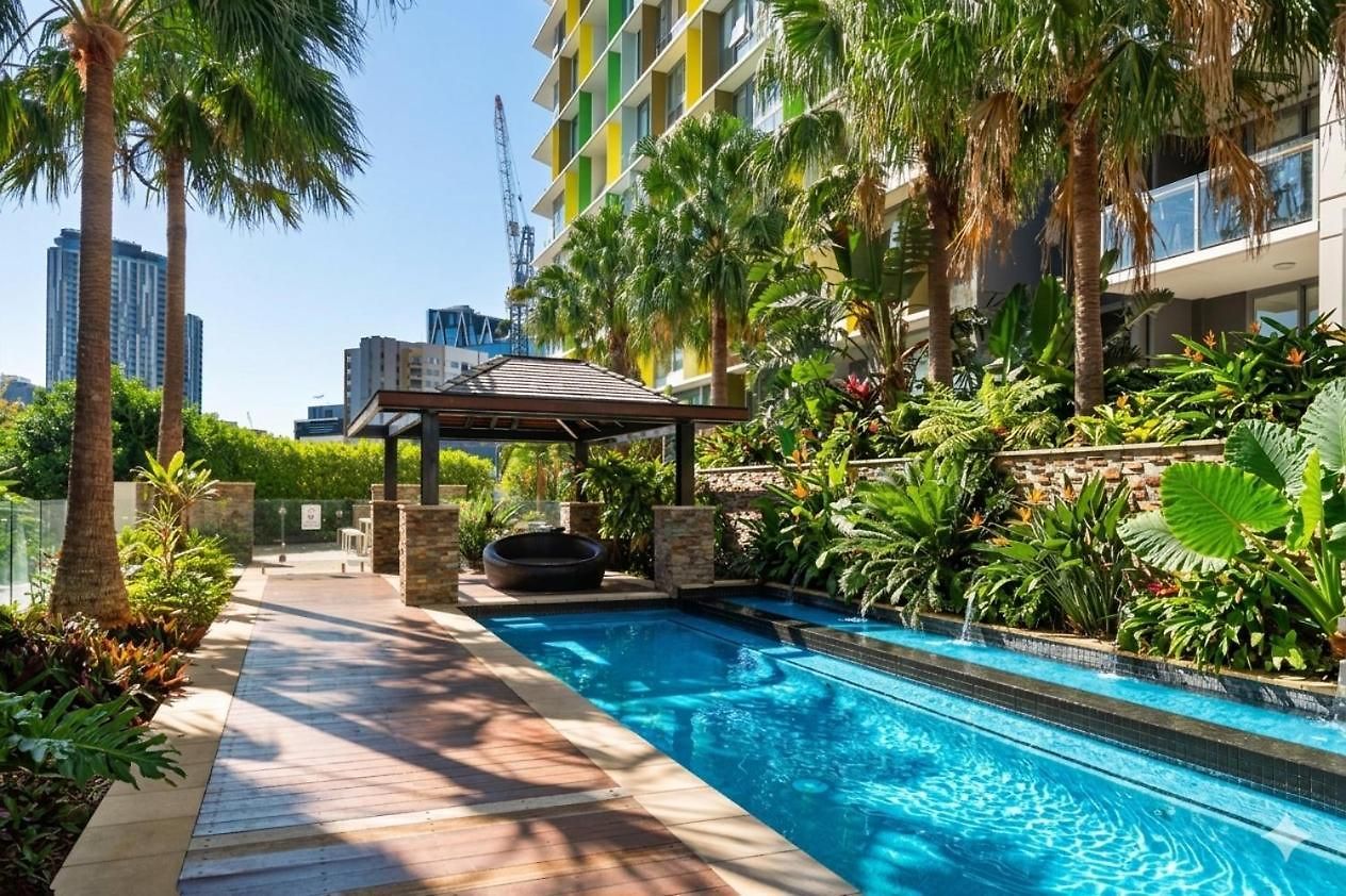 Apartment Penthouse Sleeps 8 - Cbd Views - Pools- Games - Baby *