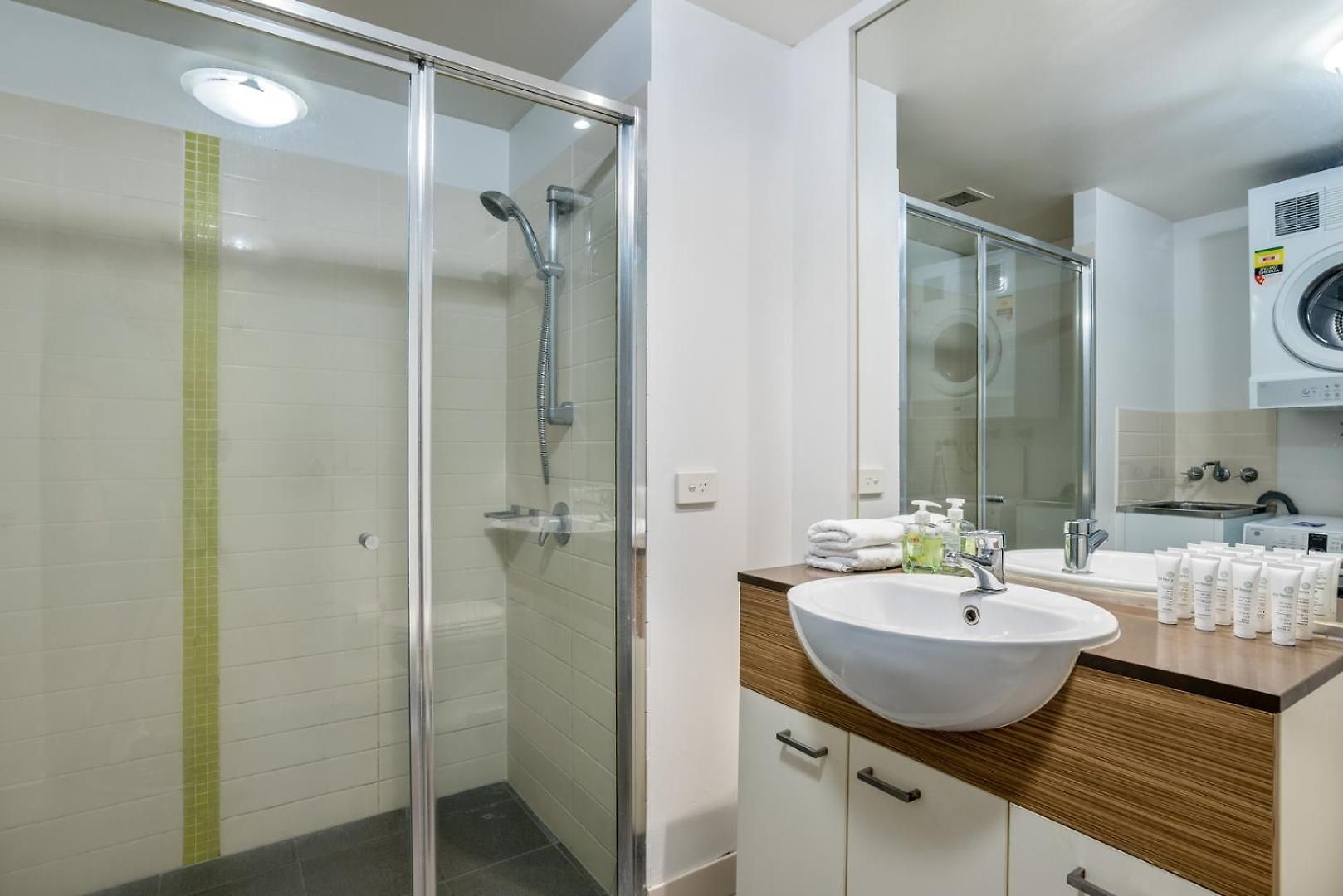 Modern 2br In Cbd | Pool | Gym | Parking Apartment Brisbane