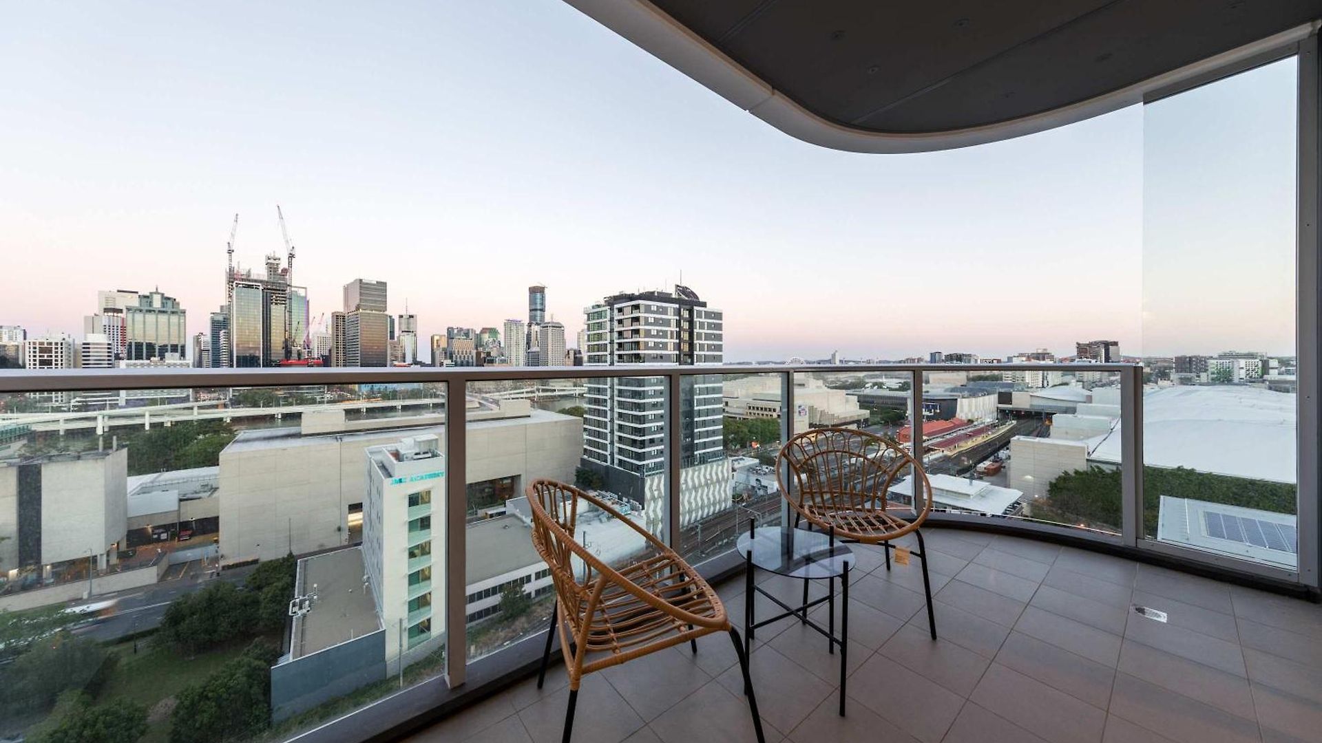 Stylish 2br With Water Views In South Apartment *