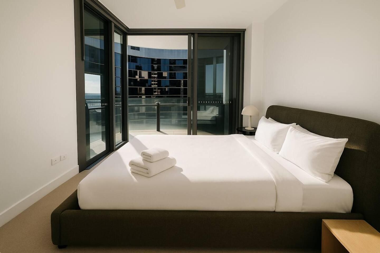 Bright & Calm Haven Lv 17 - W/ Sky & Balcony Views -