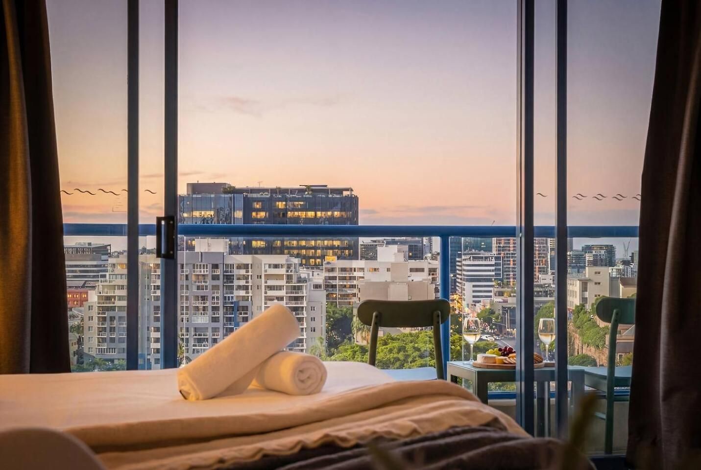 Apartment Modern Cbd W/ Balcony Views | Pool & Gym Brisbane