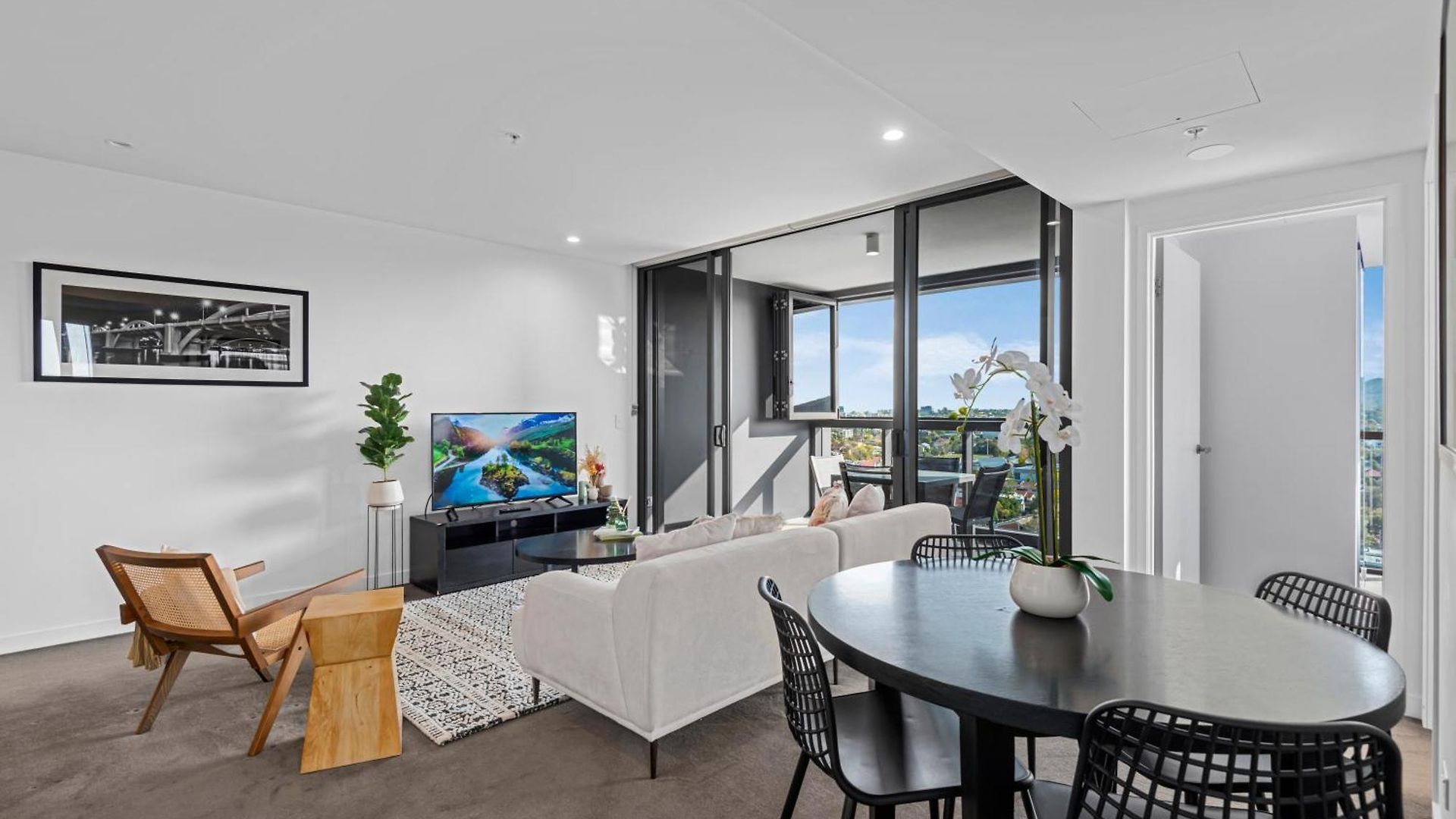 Apartment Spacious 3br Near Stadium W Views, Pool And Car Park *