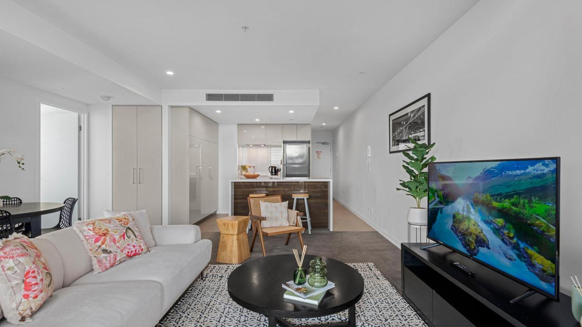 Spacious 3br Near Stadium W Views, Pool And Car Park Apartment Brisbane