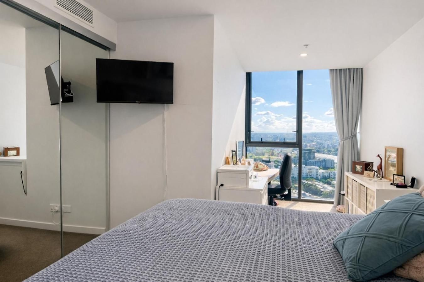 Designer 2 Bedroom In South Apartment *