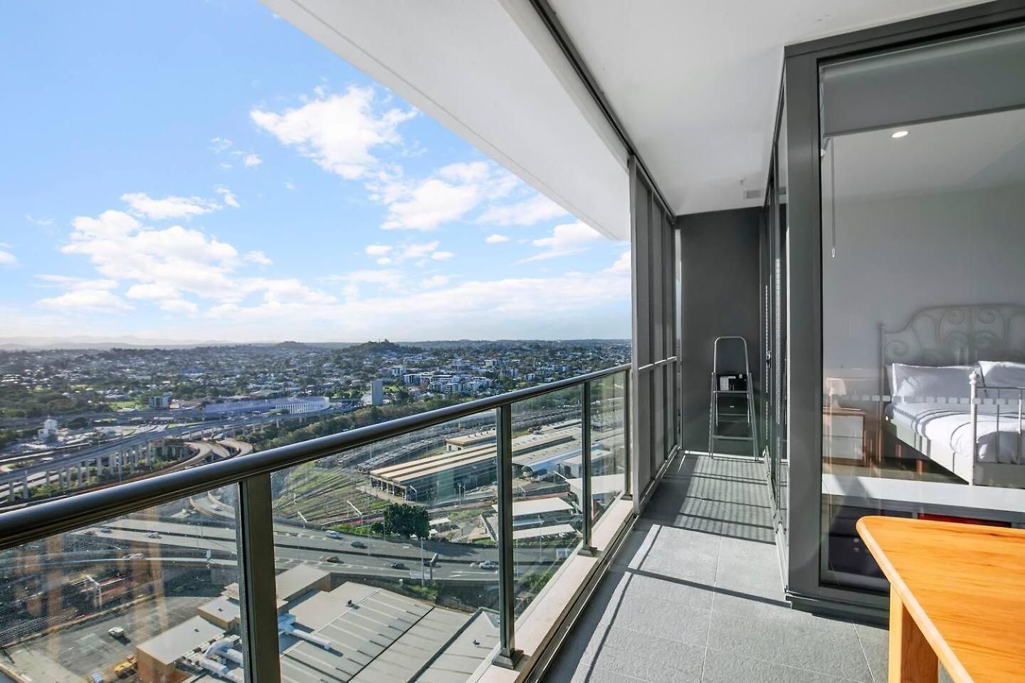 Apartment Windward - Inner-city Skyline With Pool Access *