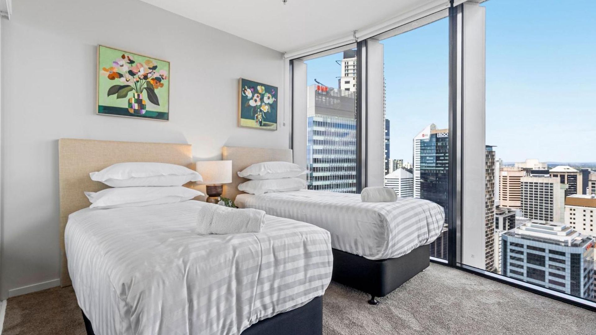 Luxury Sky-high Cbd With Pool, Gym, Parking Apartment *
