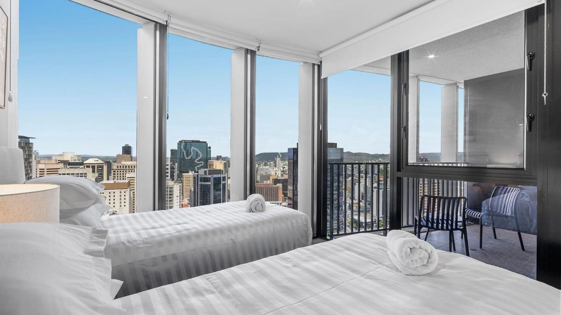 Luxury Sky-high Cbd With Pool, Gym, Parking *
