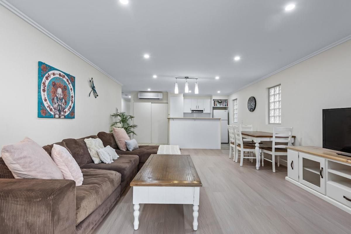 Spacious Comfortable Unit With Free Parking & Pool
