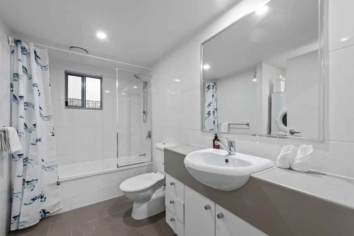 Spacious Comfortable Unit With Free Parking & Pool Apartment