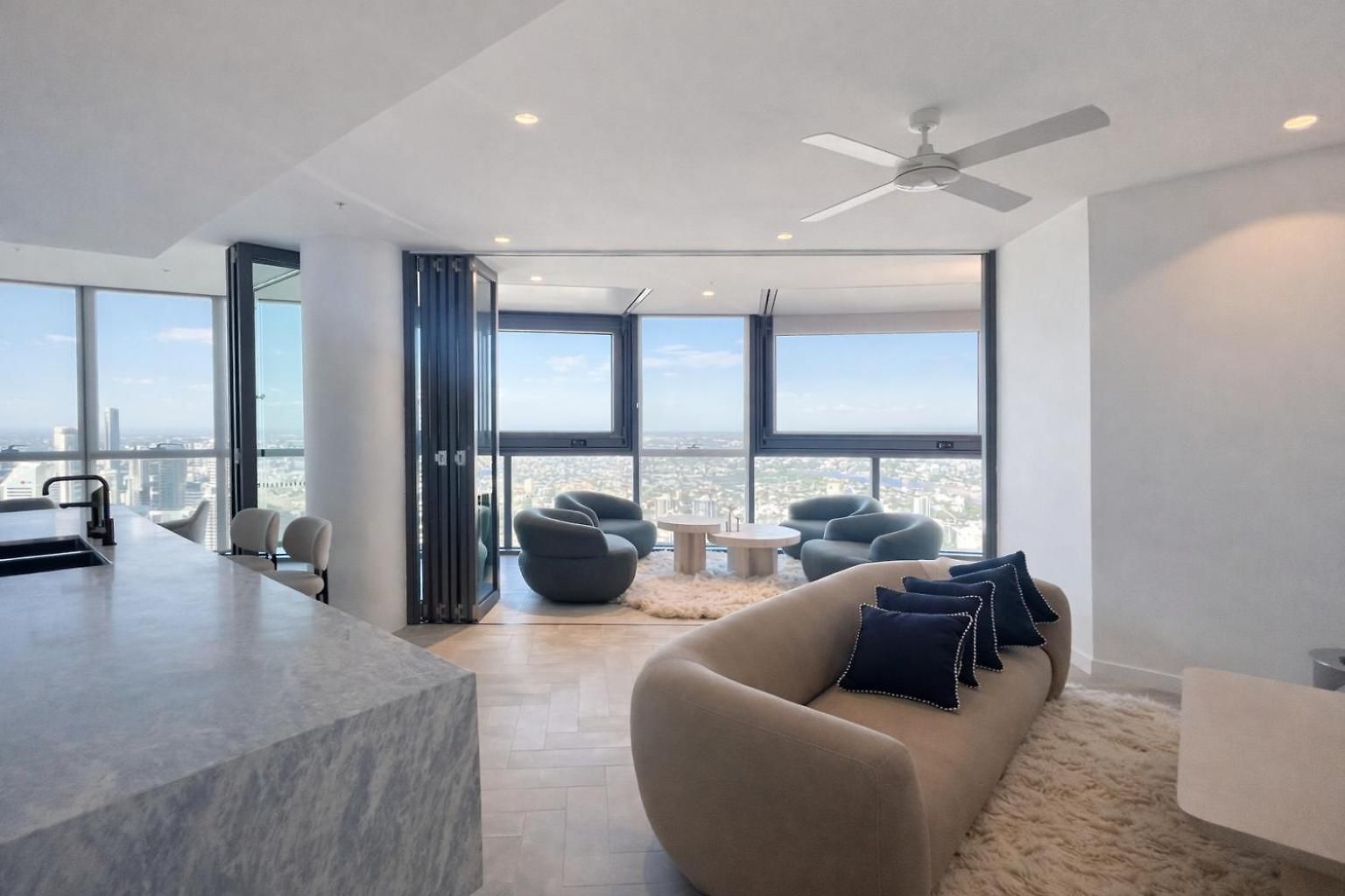 Cloud Nine | Designer Views On Level 61 Apartment *