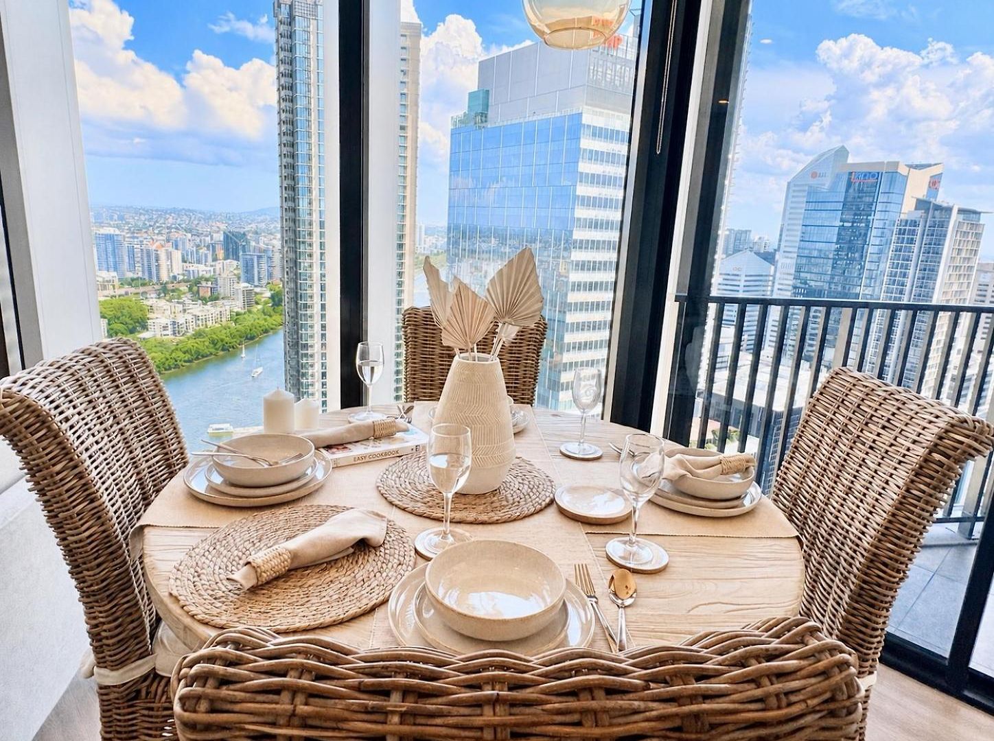 Luxury Riverside Retreat, Infinity Pool, Free Parking Brisbane